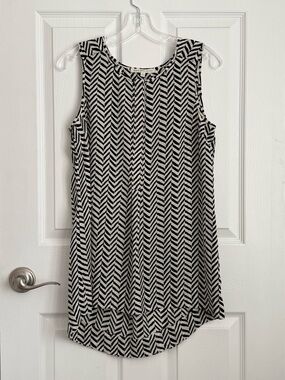 Daniel Rainn Black and White Chevron Top
